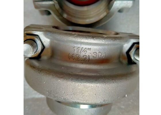 효과적인 밀봉 및 파이프 끝 보호를 위해 금속 링에 실리콘 씰 링이 내장된 내구성 있는 플라스틱 파이프 엔드 캡